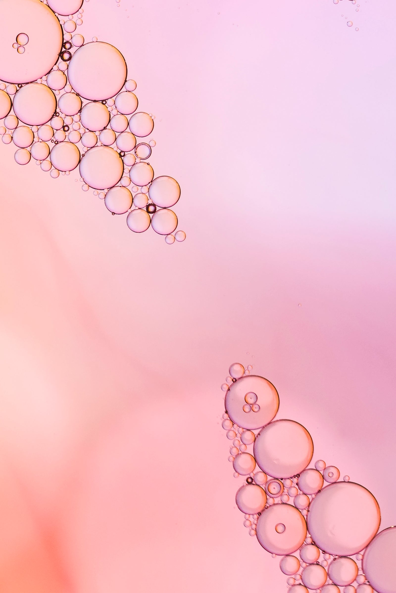 Pearl-pink anti-age eye serum.